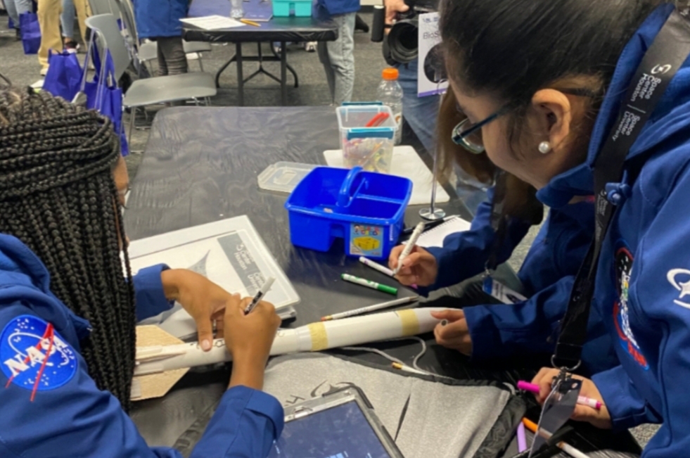 Panamanian girls graduated from NASA