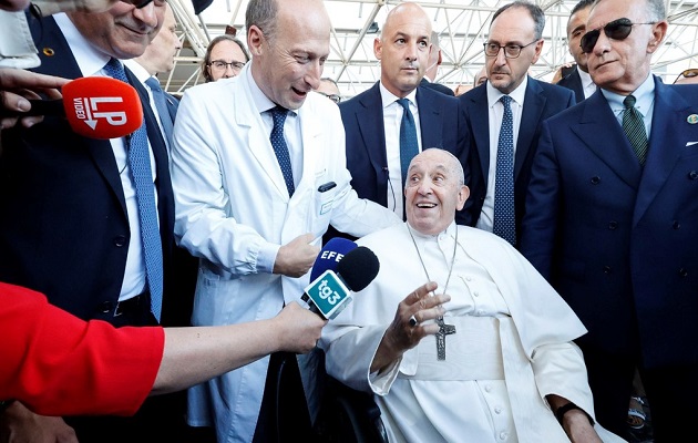 El doctor Sergio Alfieri, junto al papa Francisco, tras la operación de junio de 2023. Foto: EFE