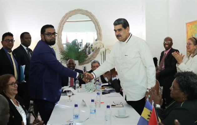 El presidente venezolano, Nicolás Maduro (d), mientras estrecha manos con el mandatario de Guyana, Irfaan Ali. Foto: EFE