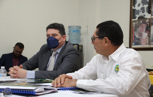 Ovidio Saavedra (dcha.) se reunió esta semana con funcionarios del MIDA. Foto: Cortesía/MIDA