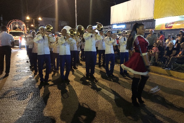 Unas 10 bandas de música participaron del desflle navideño en Chitré. Foto. Thays Domínguez