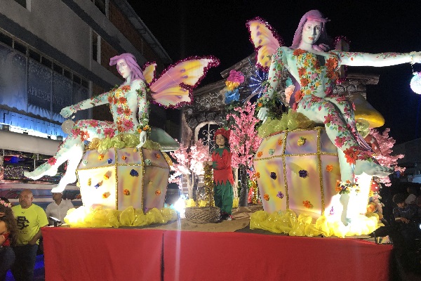 Hubo carros alegóricos con diversas alegorías para el disfrute de los niños. Foto. Thays Domínguez