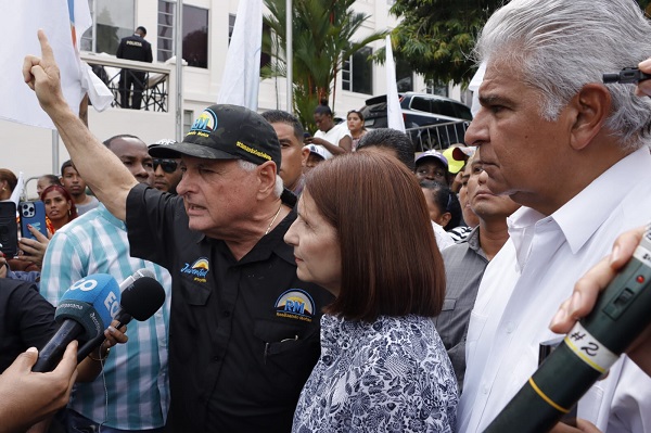 Ricardo Martinelli junto a su esposa y José Raúl Mulino se dirige a los simpatizantes que lo acompañan en la vigilia. Foto: Víctor Arosemena