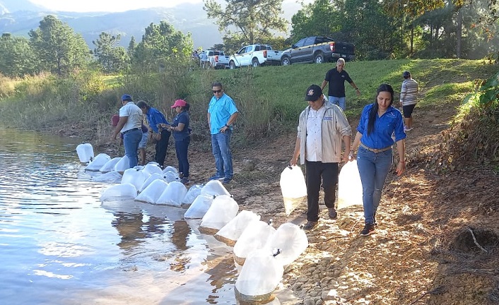 La actividad contó con el apoyo de MiAmbiente, Policía Nacional  y la Asociación de Pescadores de La Yeguada. Foto: Cortesía ARAP
