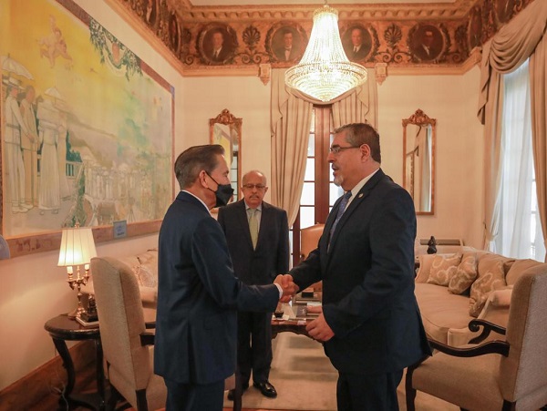Cortizo recibió al Arévalo, quien estuvo acompañado del embajador de Guatemala en Panamá. Foto: Cortesía Presidencia