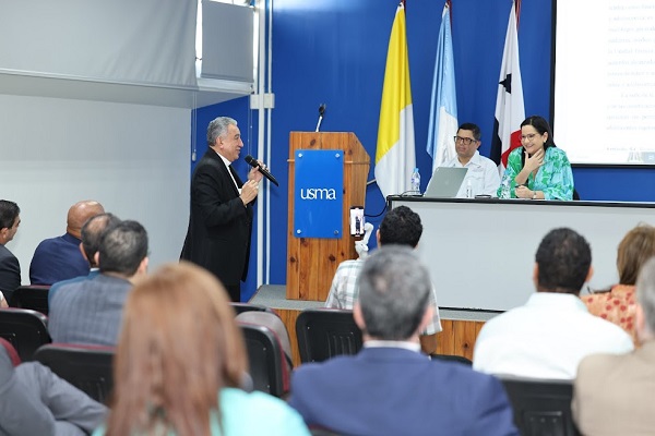 El arzobispo José Domingo Ulloa participó en el conversatorio. Foto: Cortesía Mingob