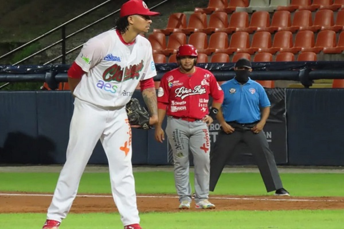 Los lanzadores en el béisbol mayor solo podrán tirar tres veces a  la primera base con corredor en la almohadilla. Foto: Fedebeis