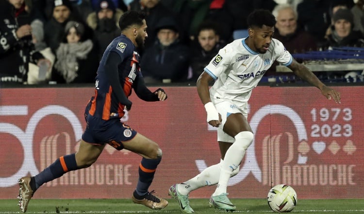 Michael Murillo del Olympique (der.) y Tamari del Montpellier. Foto: EFE
