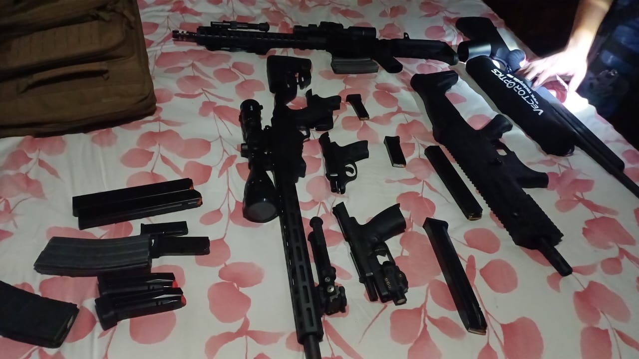 Se encontraron 10 armas de fuego, 9 mil municiones, dinero en efectivo y droga. Foto: Diomedes Sánchez
