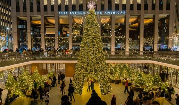 El tradicional árbol de Navidad del Rockefeller Center en Manhattan, en Nueva York (EE.UU.). Foto: EFE / Angel Colmenares