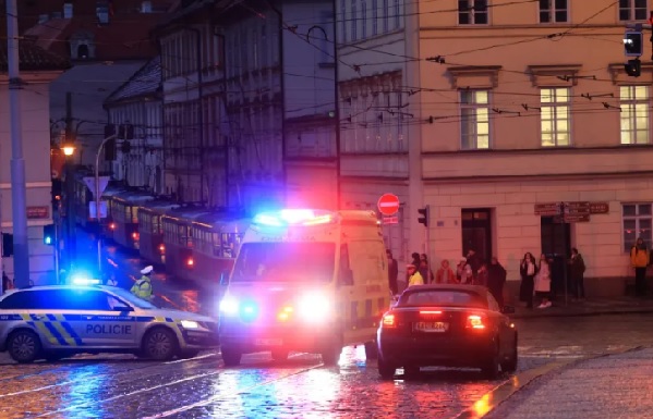 Varias ambulancias se dirigen al lugar donde ha sucedido el tiroteo. Foto: EFE