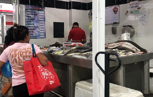 En el Merca Chitré, desde tempranas horas los consumidores llegan a buscar sus mariscos Foto: Thays Domínguez 
