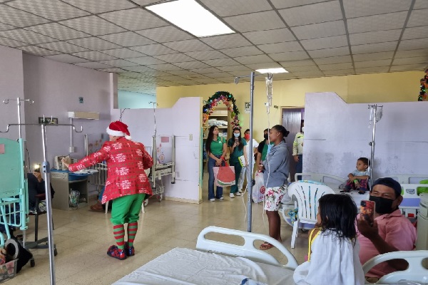 Alegría y diversión para los pequeños hospitalizados en el Nicolás Solano. Foto. Eric Montenegro