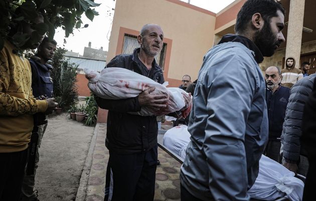 Entre los muertos de Al Bureij se encuentra una niña, mientras que en Yabalia decenas de civiles murieron por el ataque contra una vivienda. Foto: EFE