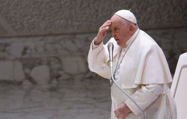 Algunos obispos se rebelan contra la bendición de las parejas gais aprobada por el papa. Foto: EFE