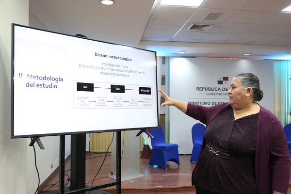 Mónica Romero, investigadora del Iden, explica la metodología del estudio. Foto: Cortesía Senacyt