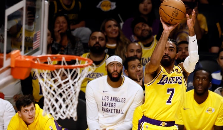 Gabe Vincent de los Lakers, lanza la pelota a la canasta. Foto: EFE