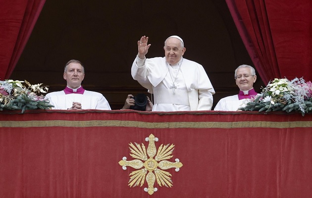 El papa Francisco durante la bendición Urbi et Orbi en el Vaticano este 25 de diciembre. Foto: EFE