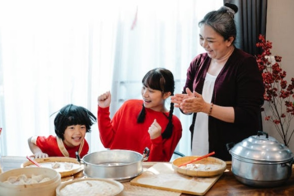 Comparte tiempo en familia mientras preparas las cenas. Foto: Ilustrativa / Pexels