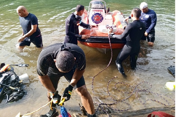 El hecho ocurrió entre las 10:30 y 11:00 de la mañana del lunes 25 de diciembre, cuando el ciudadano se lanzó al agua y no lo vieron salir más. Foto. Cuerpo de Bomberos