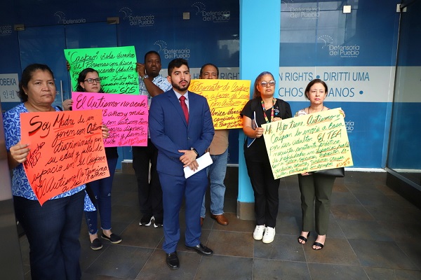 Las madres se presentaron con un abogado a la Defensoría del Pueblo. Foto: Cortesía Defensoría del Pueblo