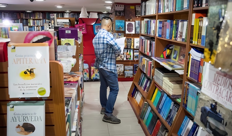 Un hombre en una librería.  EFE / Miguel Gutierrez