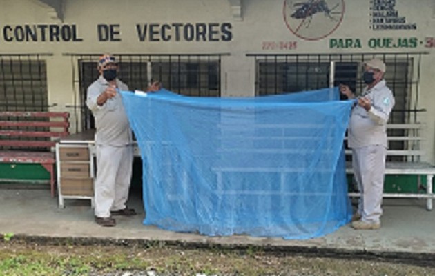 Los mosquiteros protegen de la picadura de los mosquitos y los elimina porque tienen un químico que los mata. Foto: José Vásquez