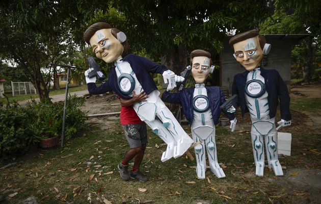 Los panameños despiden el año viejo y dan la bienvenida al nuevo con la quema de muñecos. Foto: EFE 