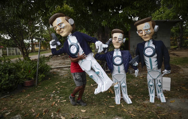 Los panameños despiden el año viejo y dan la bienvenida al nuevo con la quema de muñecos. Foto: EFE