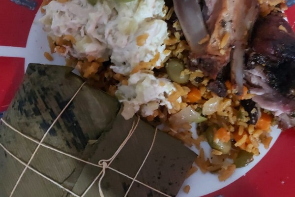 Un plato típico para estas dechas: Arroz con guandú, perniol, tamales, entre otras cosas, Foto. Melquiades Vásquez