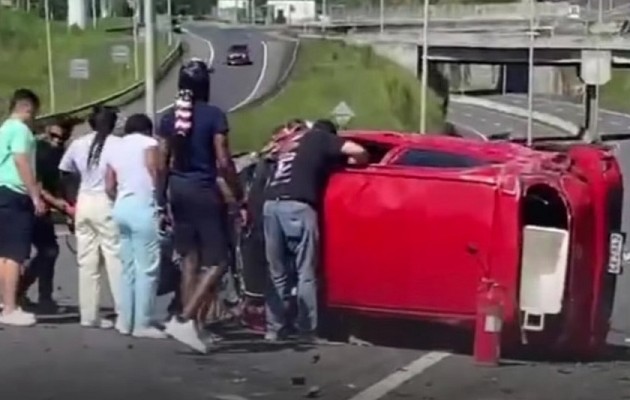 Conductores en el lugar al observar el accidente decidieron ayudar. Foto: Diomedes Sánchez S.