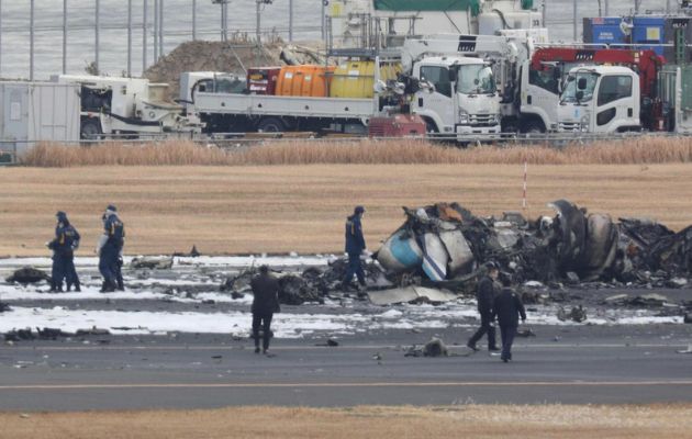 Las autoridades japonesas está investigando el accidente de este martes en el aeropuerto tokiota de Haneda. Foto: EFE