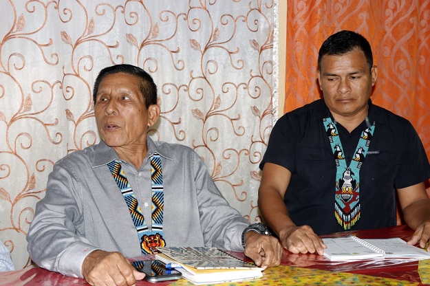 Leonides Cunampia, cacique general de la comarca Emberá Wounaan y Gabriel Melisama, de la tierras colectivas. Foto: Víctor Arosemena