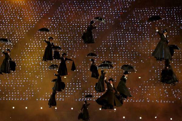 Actrices que representan un número dedicado al filme 'Mary Poppins' en la inauguración de los Juegos Olímpicos de Londres 2012. Foto: EFE / Jonathan Brady 