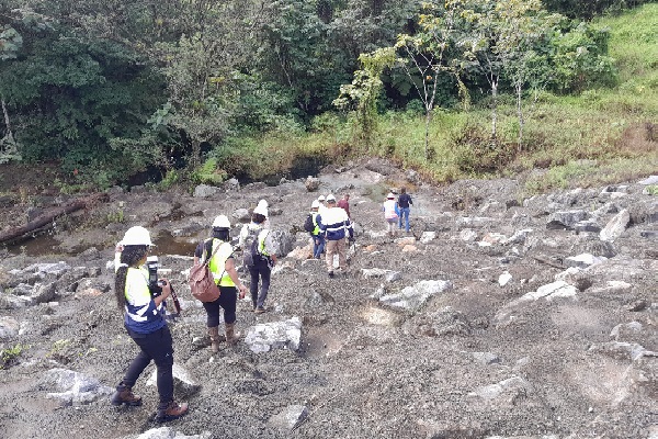 En la diligencia se cuenta con peritos de química, toxicología, biología forense y planimetría para determinar las posibles afectaciones a las fuentes hídricas, fauna y flora. Foto. PGN