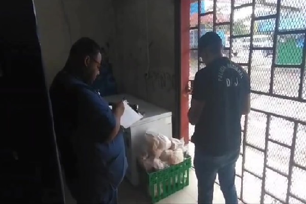 Las autoridades de salud, procedieron a citar al propietario del local comercial y ordenaron el cierre temporal del establecimiento. Foto. Eric Montenegro