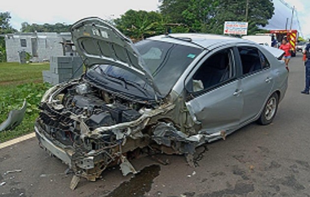 La rodadura izquierda del auto sedán quedó completamente desprendida. Foto: Eric A. Montenegro