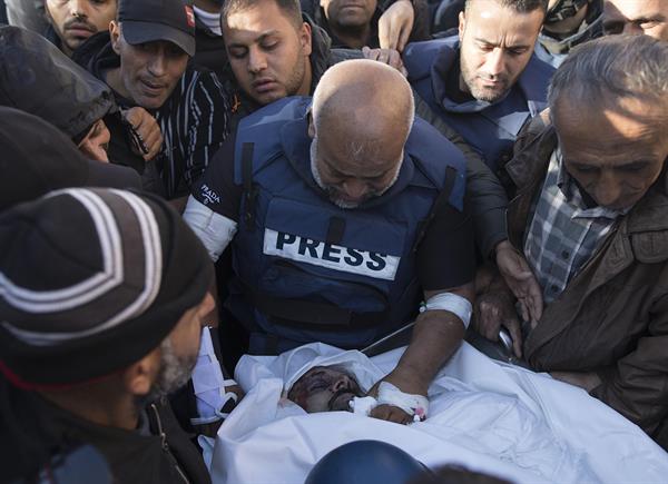 Imagen de Archivo del jefe de la corresponsalía de la televisión catarí Al Jazeera en el enclave palestino, Wael al Dahdouh en el funeral de su compañero. EFE