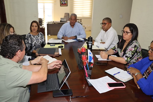 El director de CIAT, Arnulfo Franco, se reunió con el administrador general encargado de la ARAP, Hamed Tuñón. Foto: Cortesía ARAP