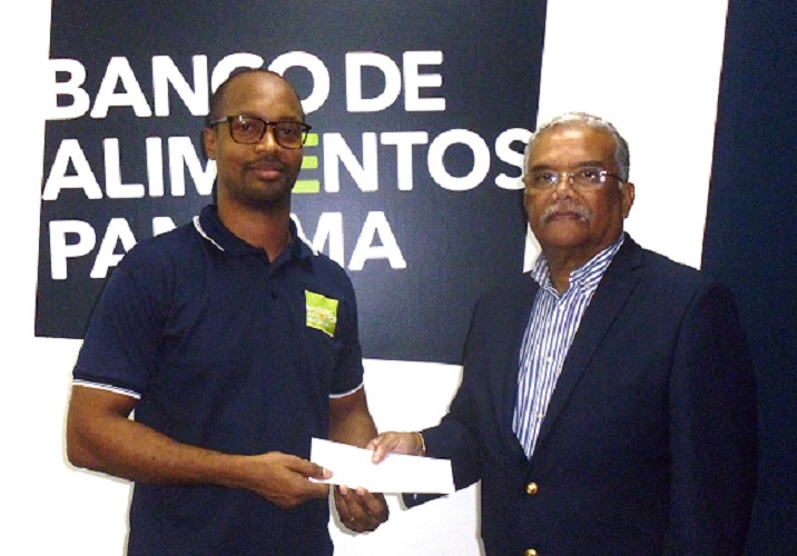 José de J. Martínez G., entrega la contribución a Eduardo Sands, representante del Banco. Foto: Cortesía