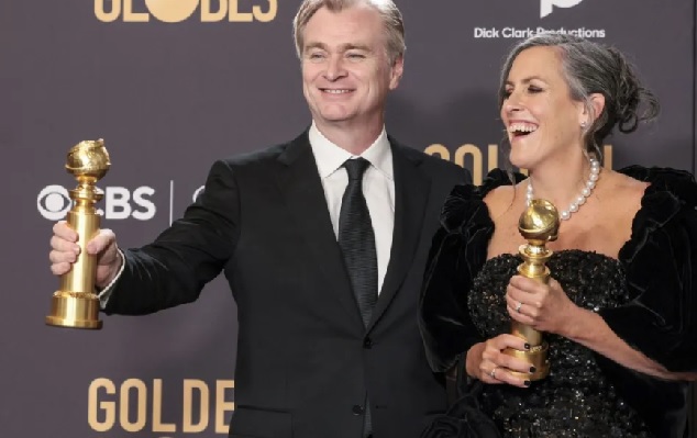 El director británico Christopher Nolan (i) y la productora británica Emma Thomas (d) posan en la sala de prensa de los Globos de Oro. Foto: EFE