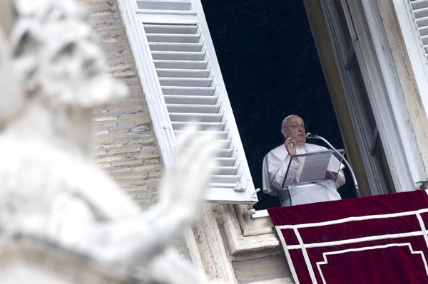 El Papa Francisco dirige el rezo del Ángelus desde la ventana del Palacio Apostólico que domina la Plaza de San Pedro.