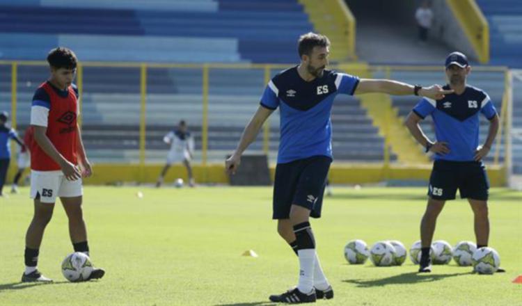 El Salvador en su primer entrenamiento bajo la tutela de Dóniga Foto: EFE