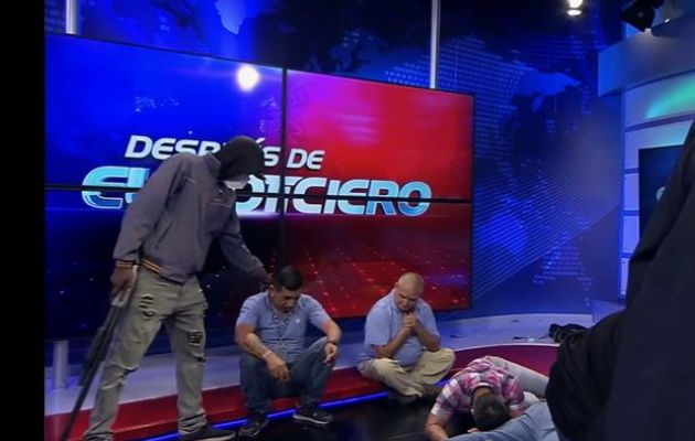 Encapuchados armados se toman un canal de televisión en Ecuador en una transmisión en vivo. Foto: EFE
