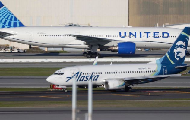 United Airlines halla tornillos sueltos en aviones Boeing 737 Max 9 tras incidente aéreo. Foto: EFE