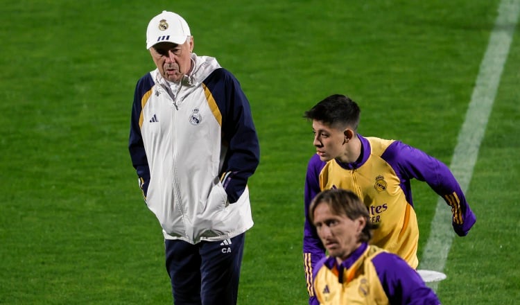 Carlo Ancelotti supervisa los entrenamientos del Real Madrid.Foto: EFE