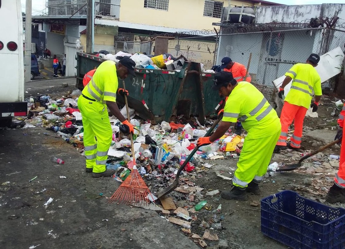La mala recolección de la basura en san Miguelito es notable. Archivo.
