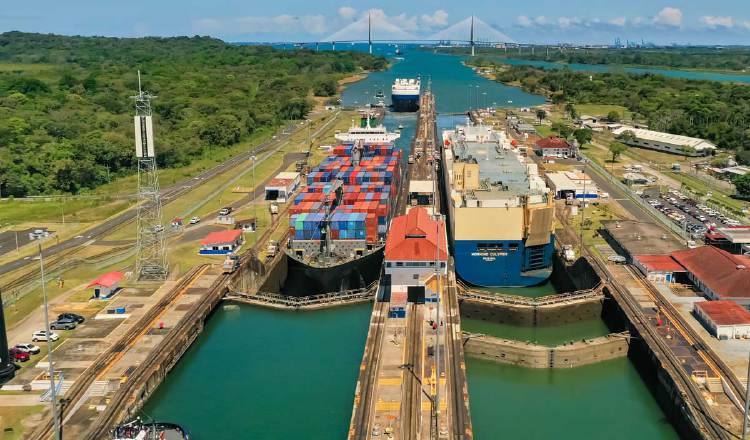 En la actualidad se está permitiendo el paso diario a 7 buques Neopanamax  y 17 Panamax, dos más que lo proyectado en octubre. Cortesía ACP