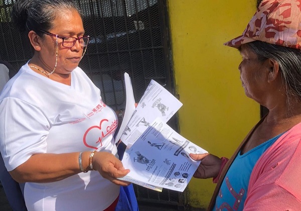 Personal del Minsa realiza volanteo para que la población tome medidas preventivas contra la enfermedad. Foto: Cortesía Minsa