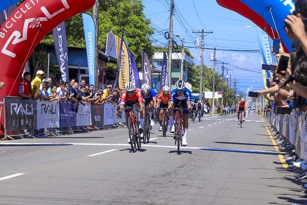 El costarricense Pablo Mudarra (izq.) se impone en la recta final a Franklin Archibold. Foto: Fepaci